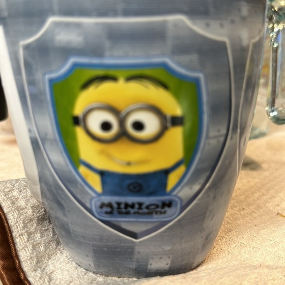 Universal Studios Despicable Me Minion Of The Month Might 16 oz - Picture 5 of 6